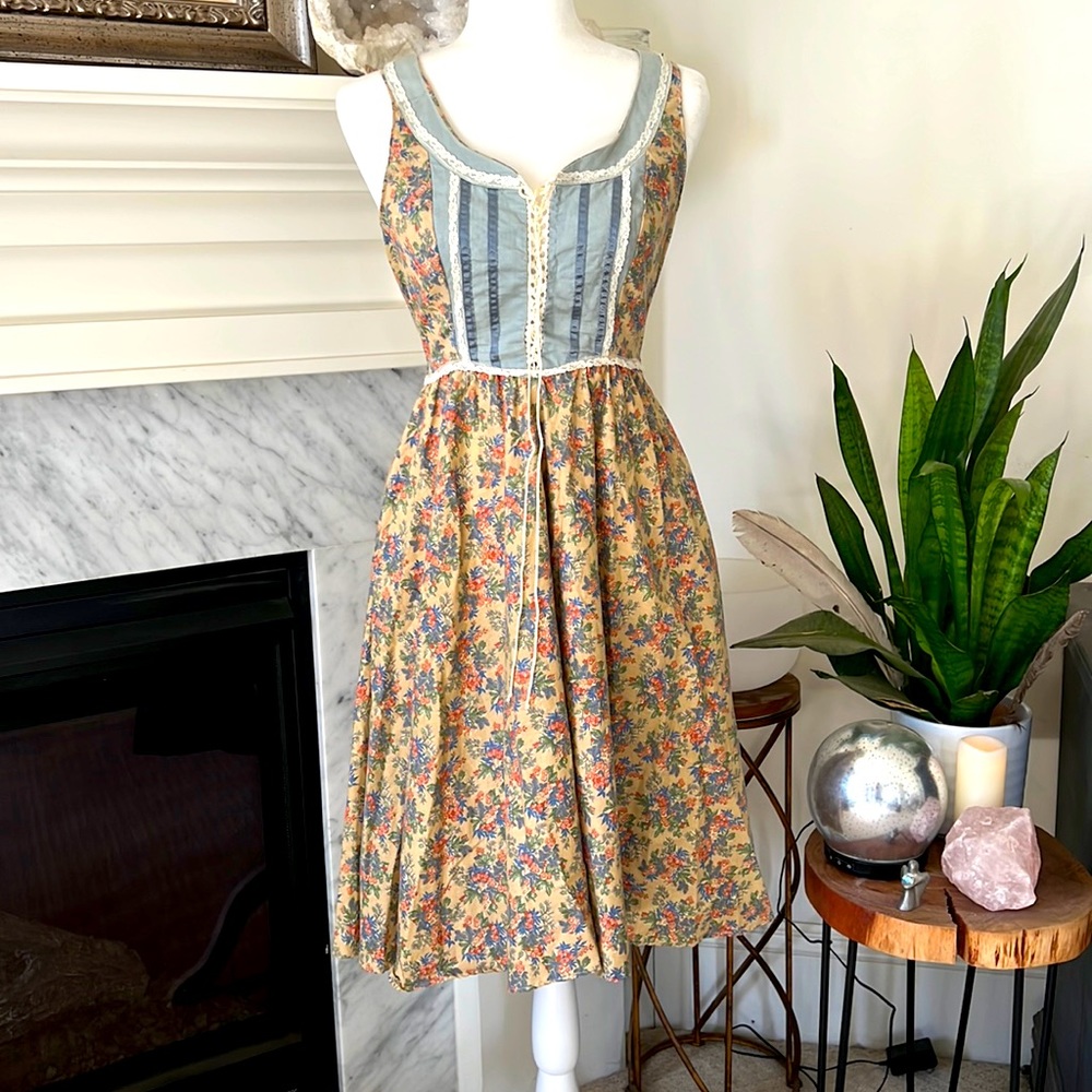 Gunne Sax size 11 Vintage dress is great vintage condition